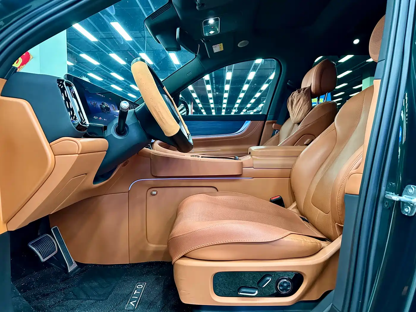 AITO Wenjie AITO M9 2024 Range Extender Max Edition 42kWh 6-seater фото 6