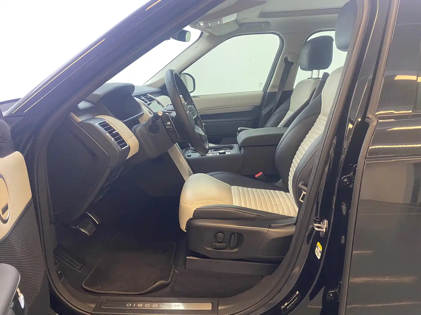 Land Rover Discovery 2024 360PS Dynamic SE фото 6