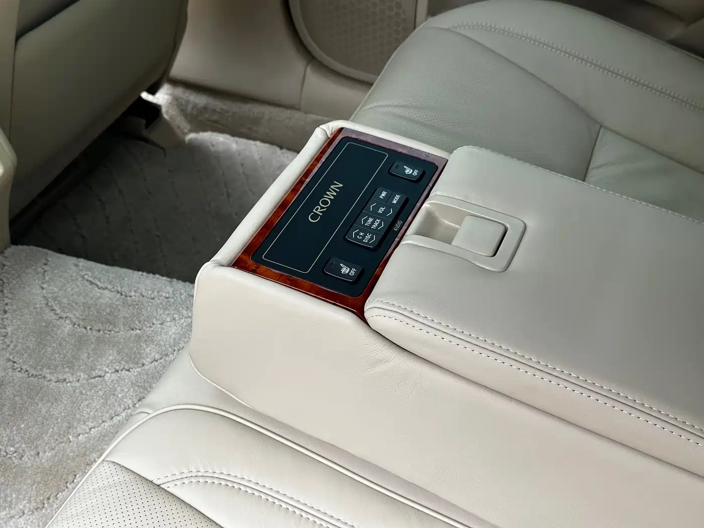 Toyota Crown 2009 2.5L Royal Special Navigation Edition фото 28