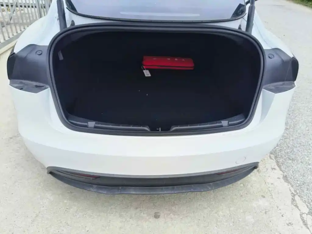 Tesla Model 3 2026 2025 Model Year Facelift Rear-Wheel Drive