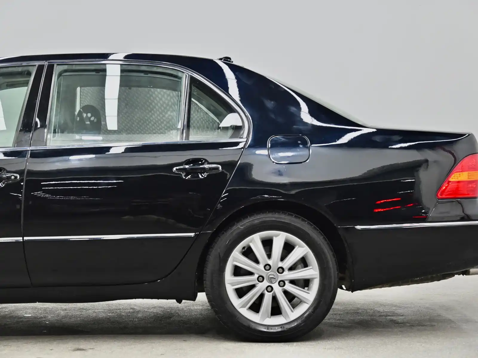 Фото 27 - Lexus LS