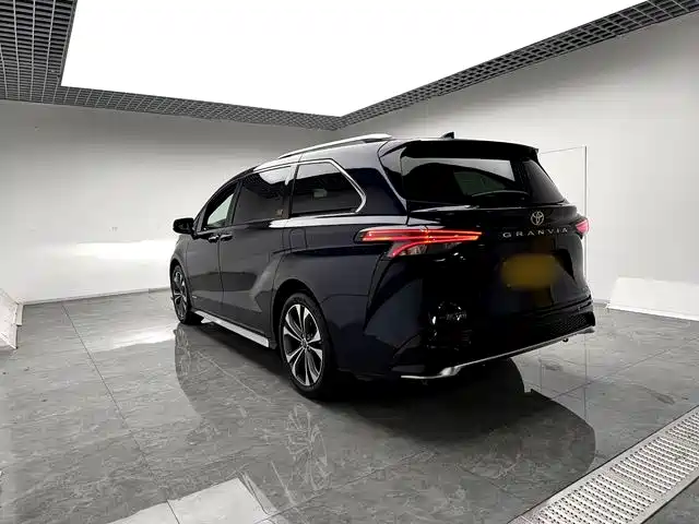 Toyota Granvia 2023 2.5L Hybrid Flagship VIP Edition фото 4