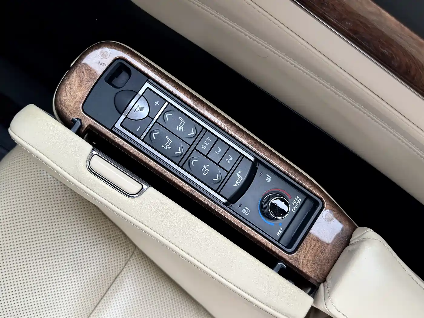 Toyota Alphard 2015 3.5L Premium Edition фото 34
