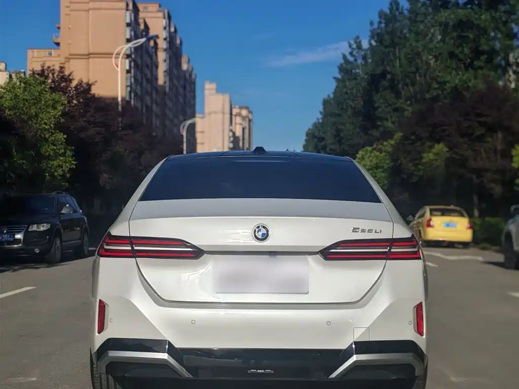 BMW 5 Series 2024 525Li M Sport Package фото 10