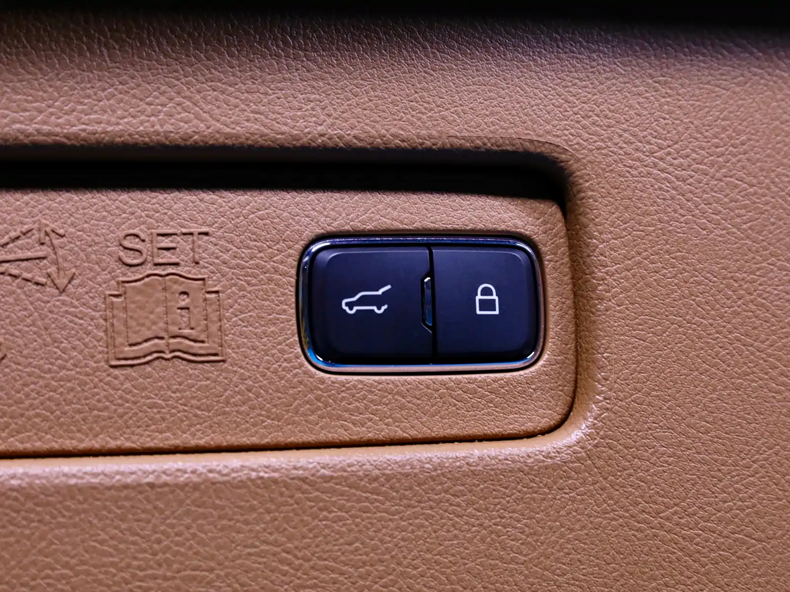 Photo 8 - Lincoln Aviator