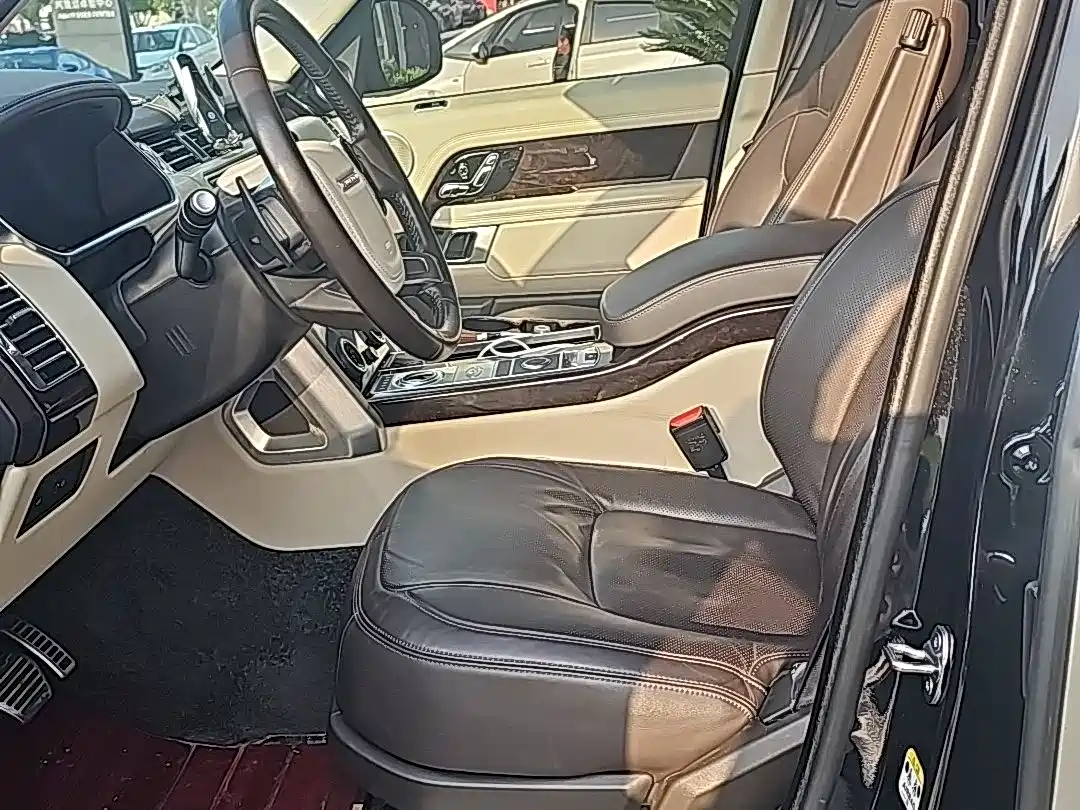 Land Rover Range Rover 2022 3.0 L6 400PS Heritage Extended Classic Edition фото 10