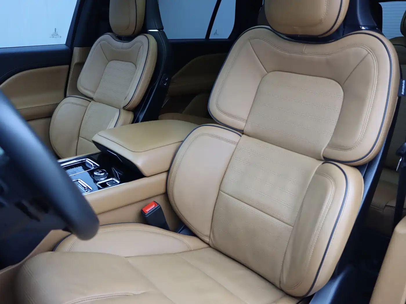 Photo 7 - Lincoln Aviator
