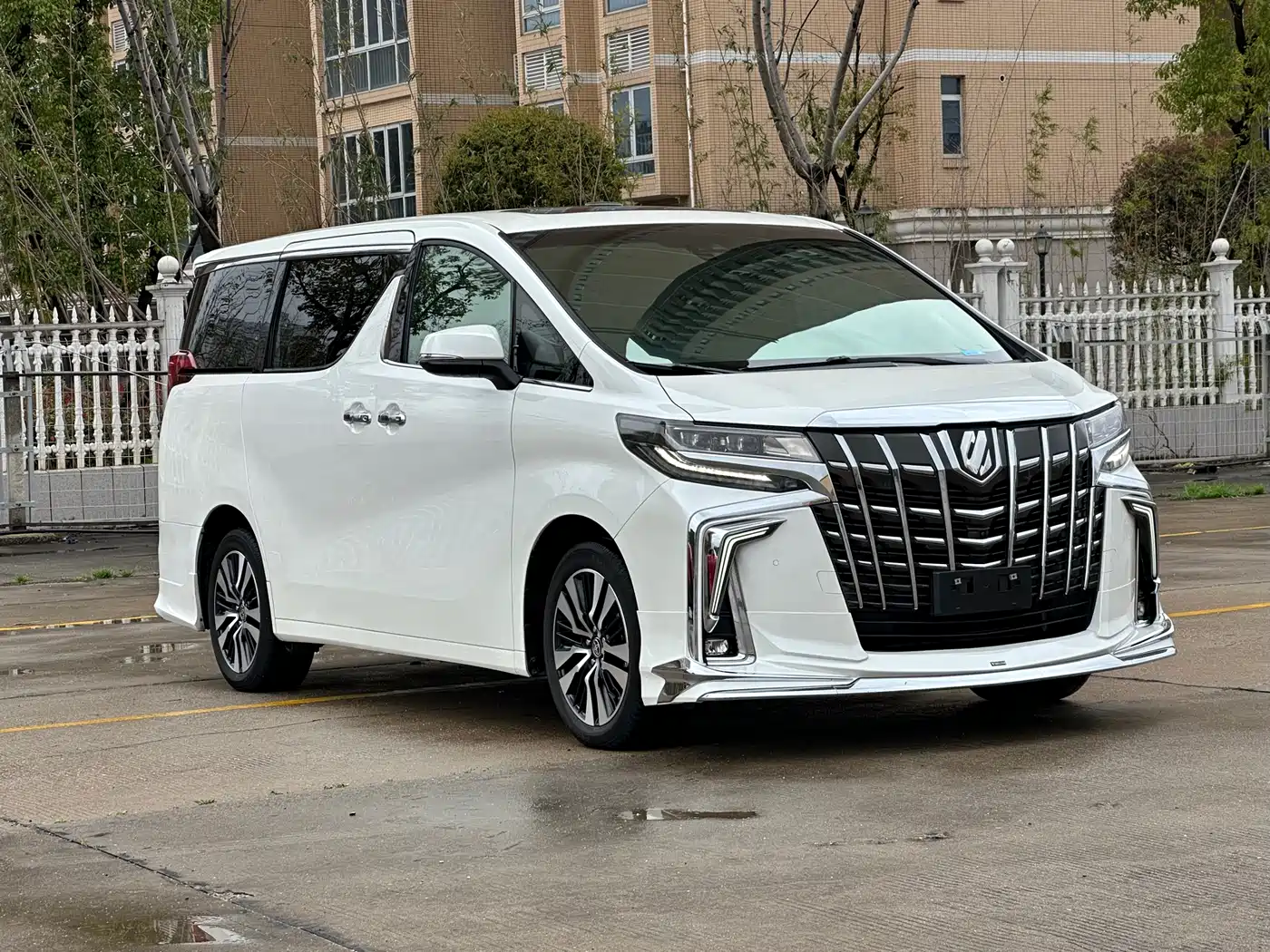 Toyota Alphard фото 3