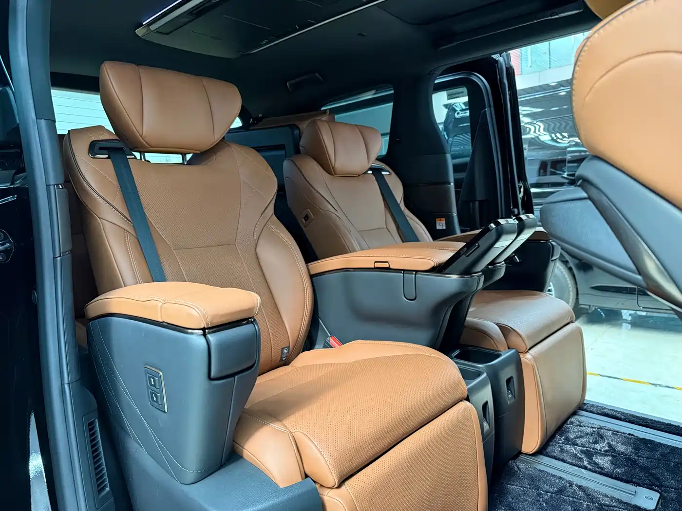 Toyota Alphard 2024 Hybrid 2.5L Ultimate Enjoyment Edition фото 25