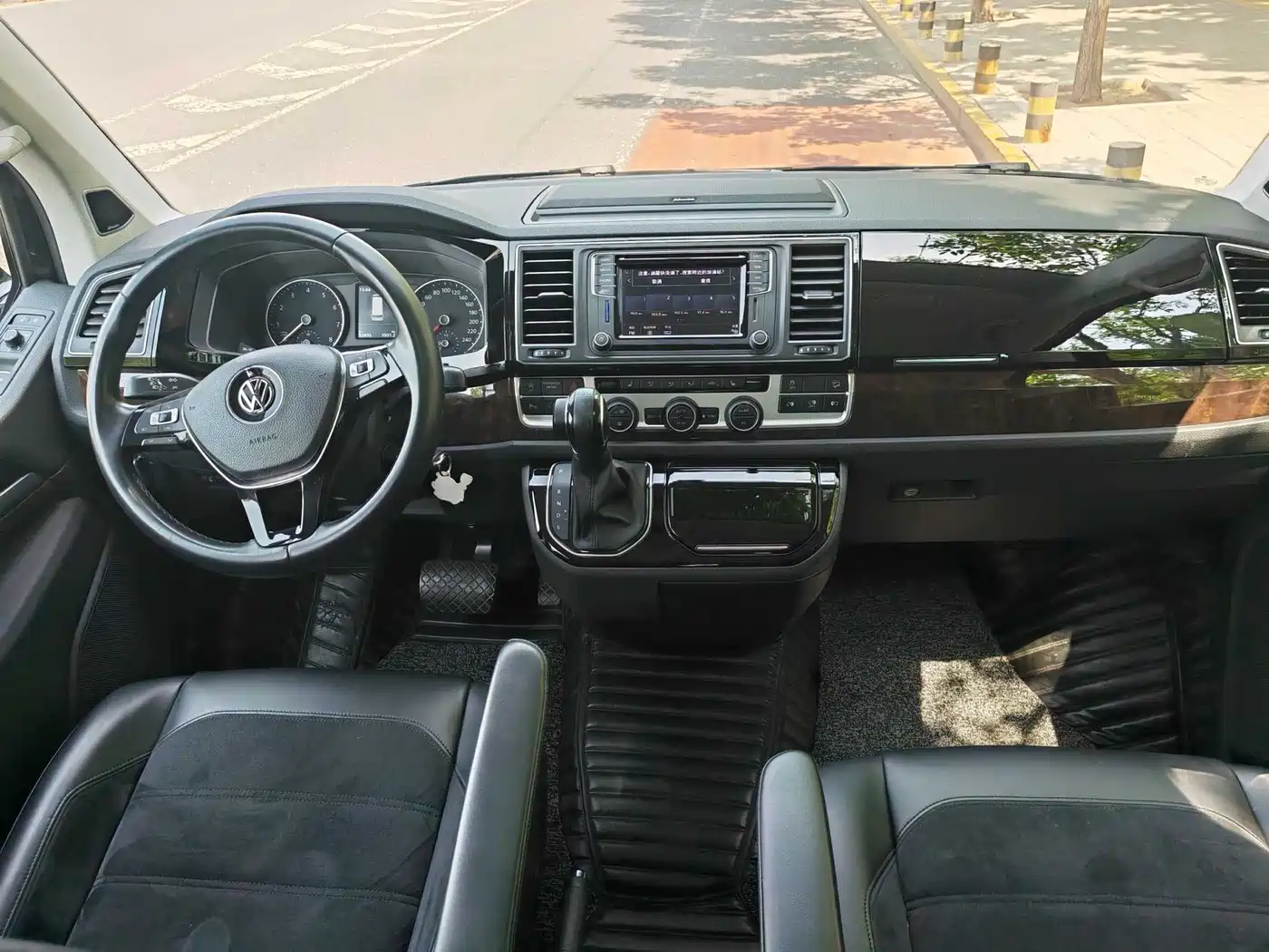 Volkswagen Multivan 2019 2.0TSI 4WD Premium 7-seater фото 4