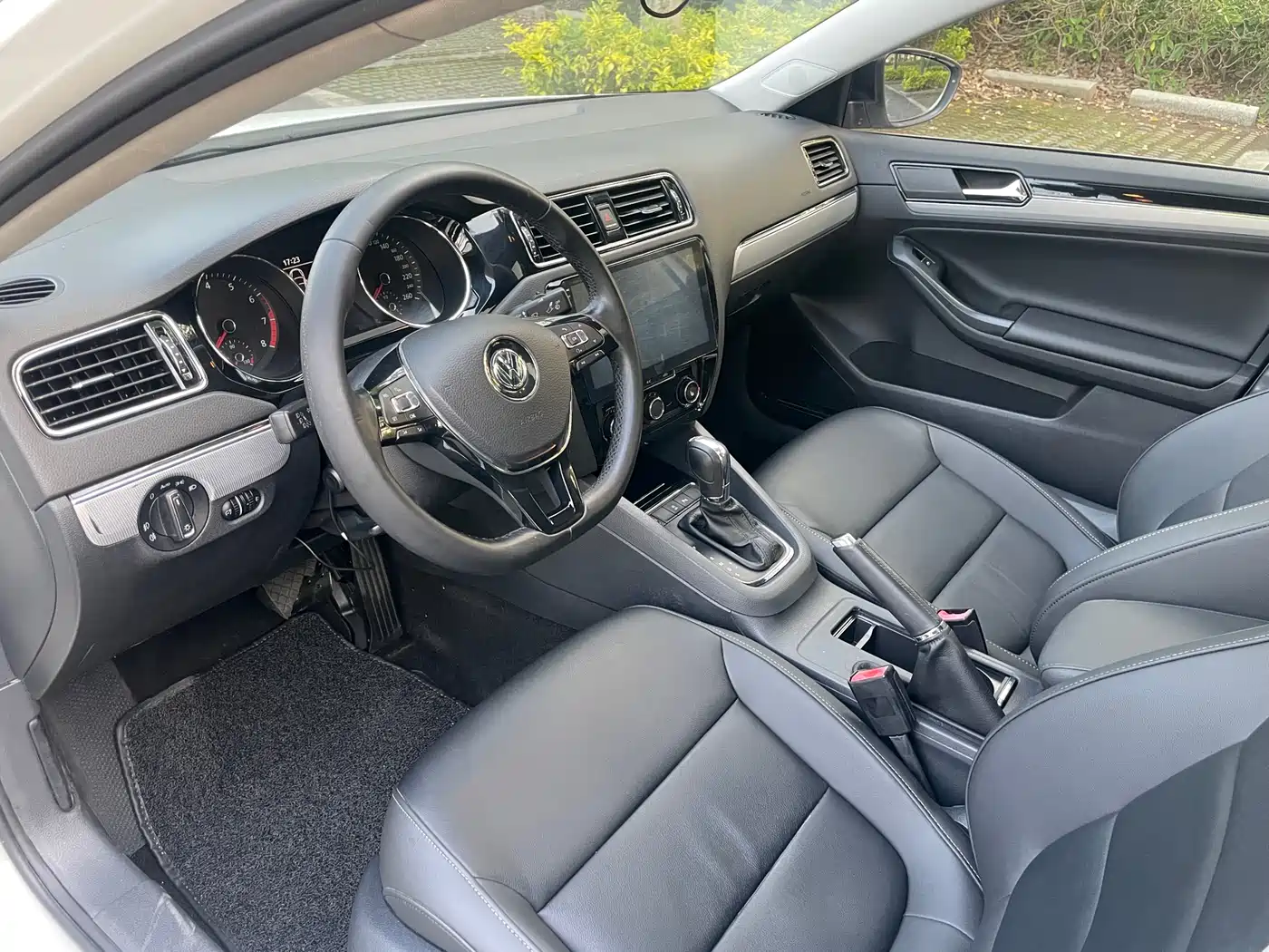 Volkswagen Sagitar 2018 180TSI DSG Premium Edition фото 15