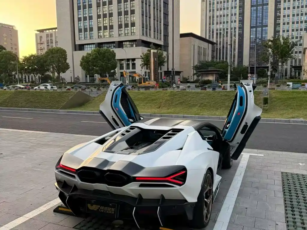 2025 Lamborghini Revuelto