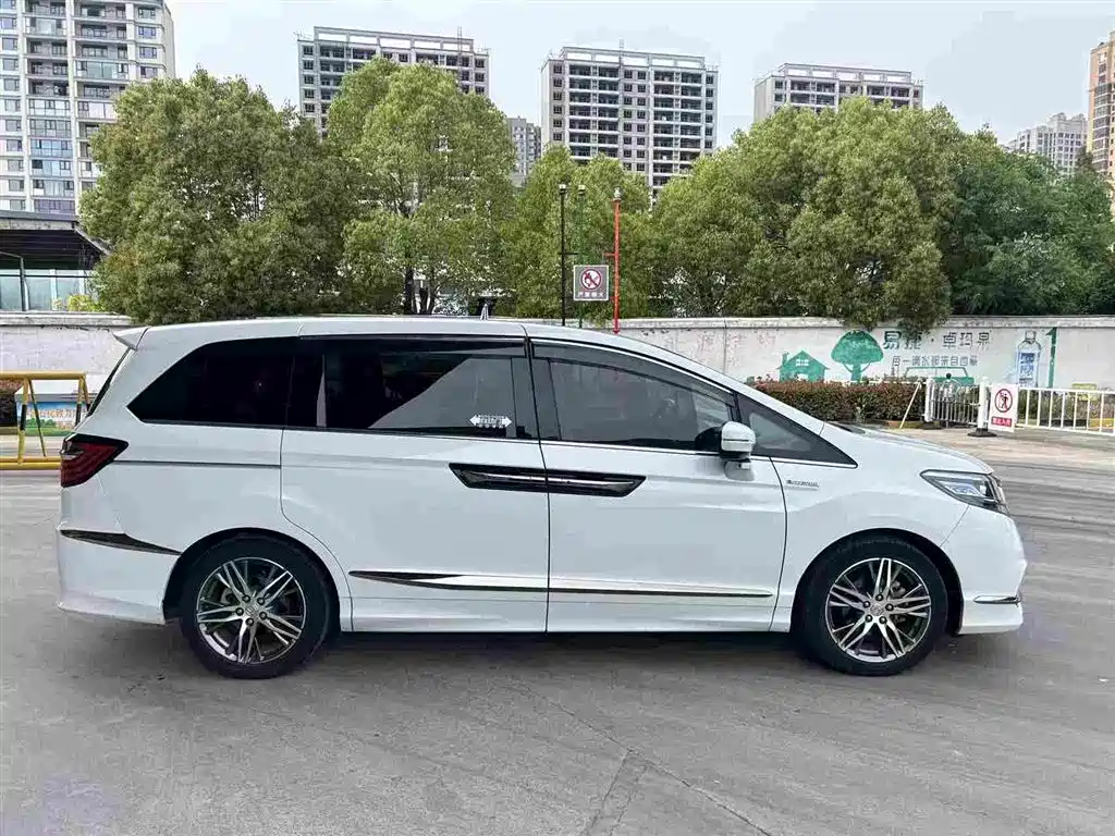 Honda Elysion 2019 2.0L Hybrid Luxury Edition фото 4