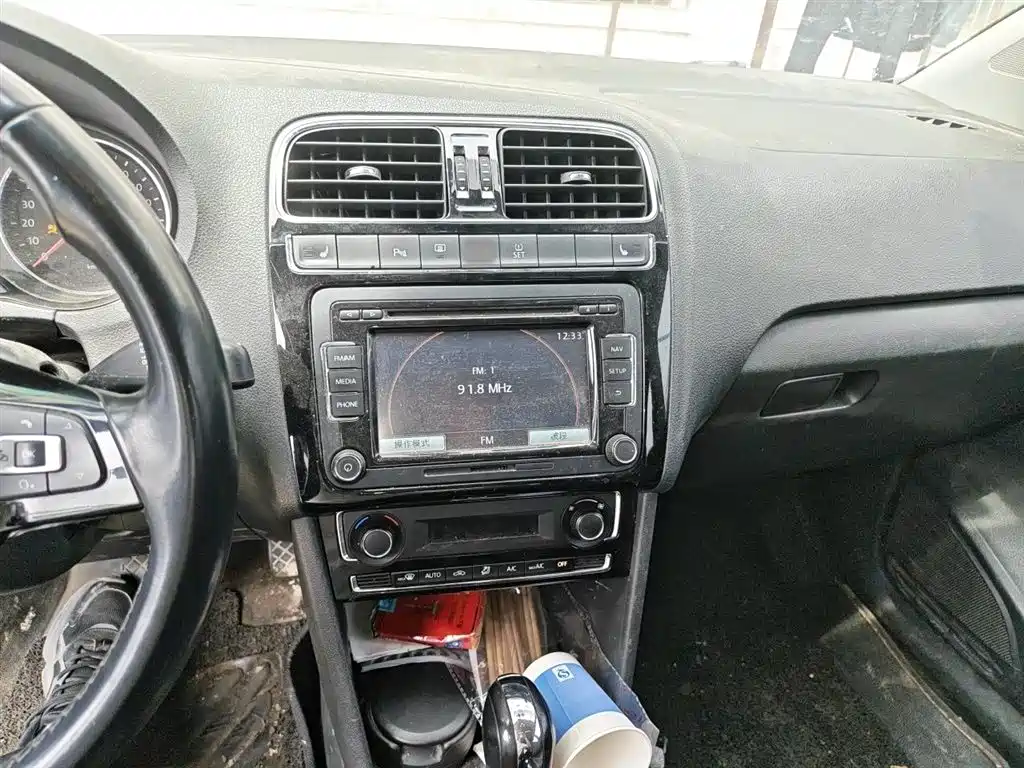 Volkswagen Polo 2014 1.6L Automatic Luxury Edition фото 6