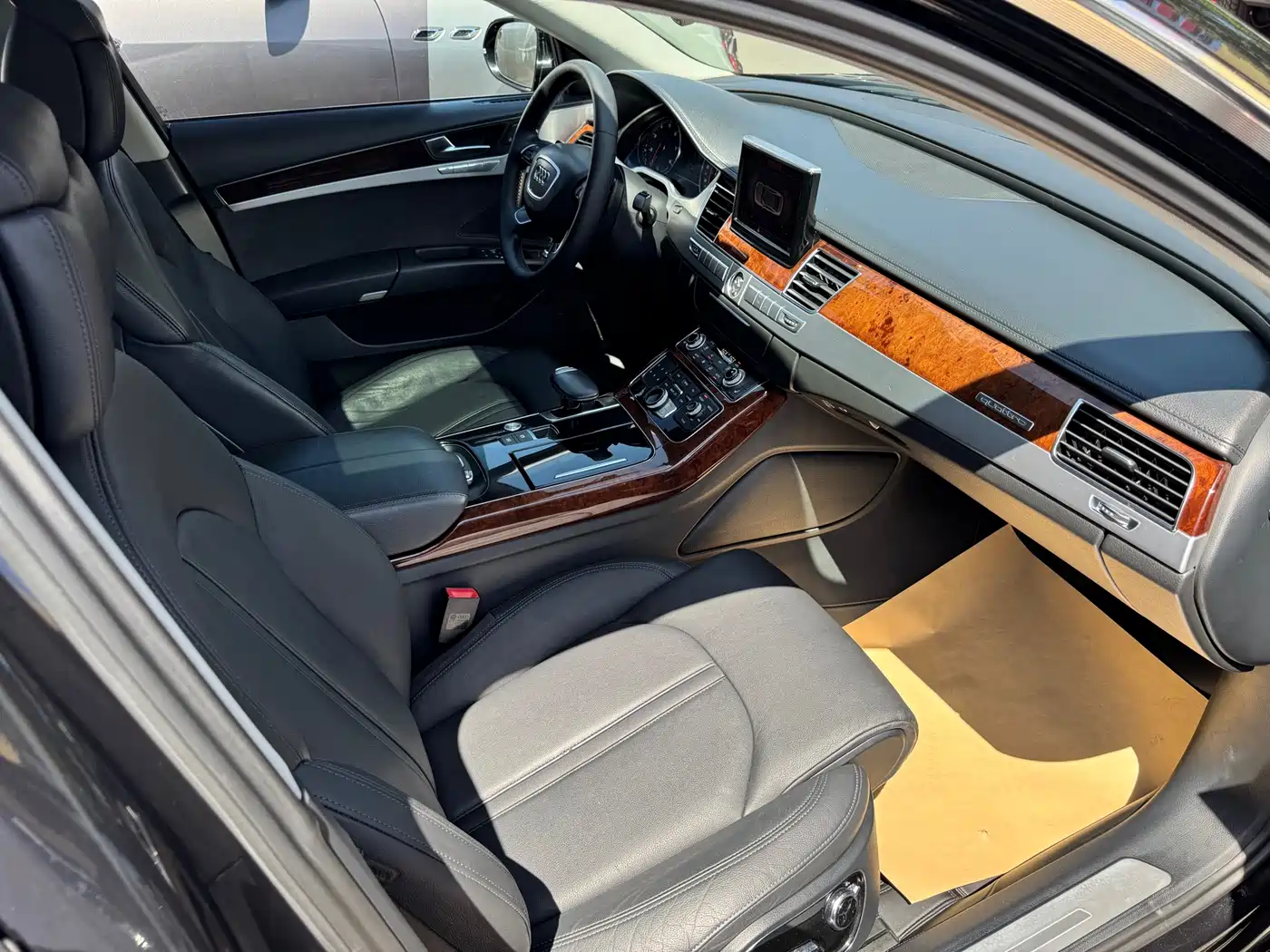 Audi A8 2011 A8L 3.0 TFSI quattro Comfort (213kW) фото 24