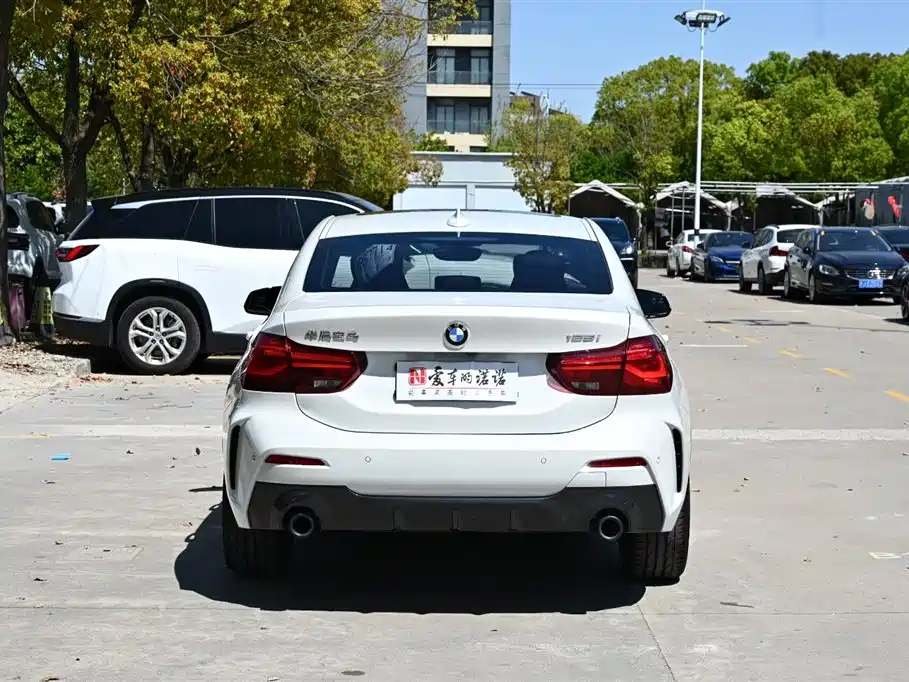 BMW 1 Series 2023 125i M Sport Shadow Edition фото 5