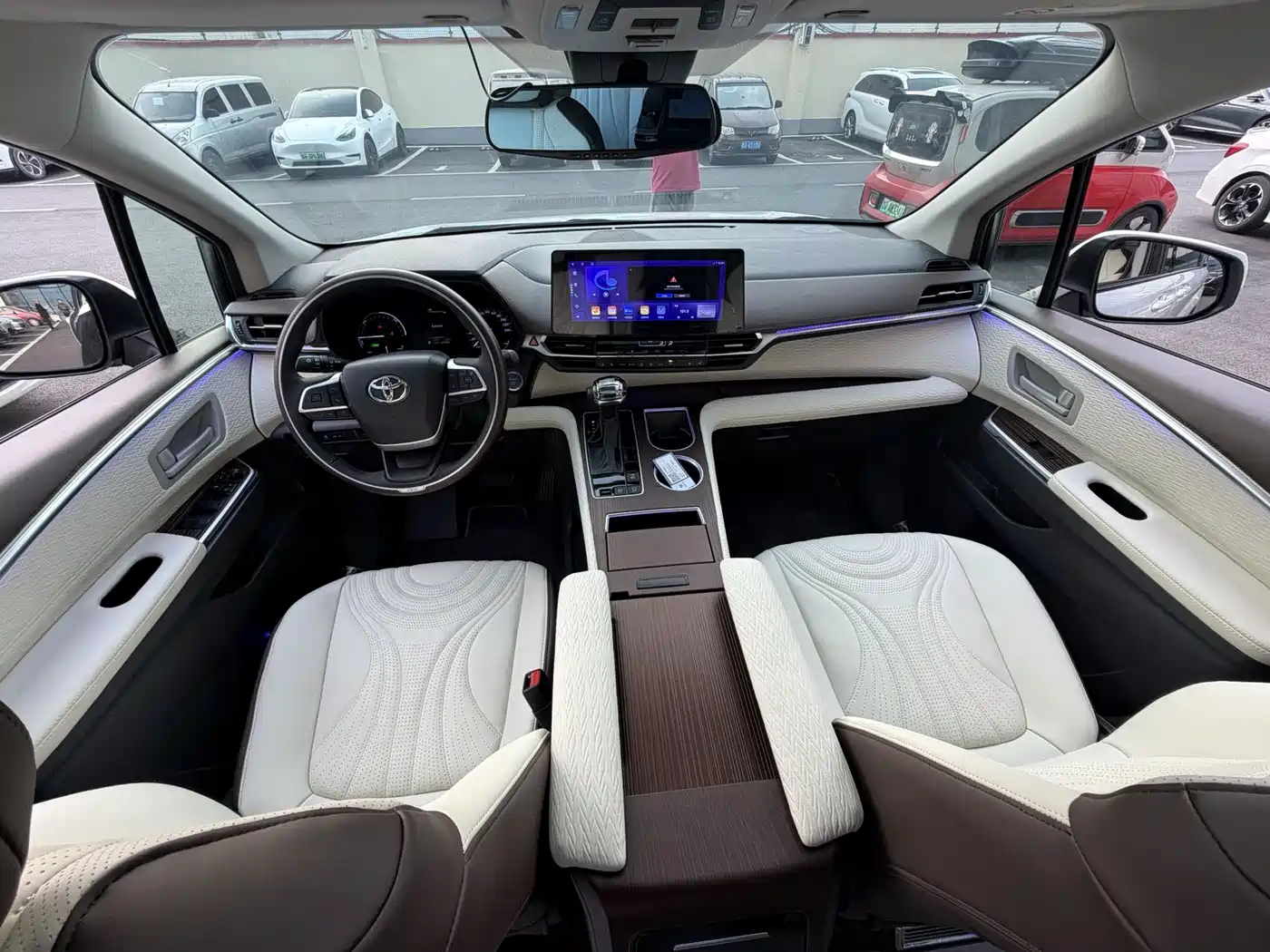 Toyota Sienna 2024 2.5L Hybrid Luxury Edition фото 5