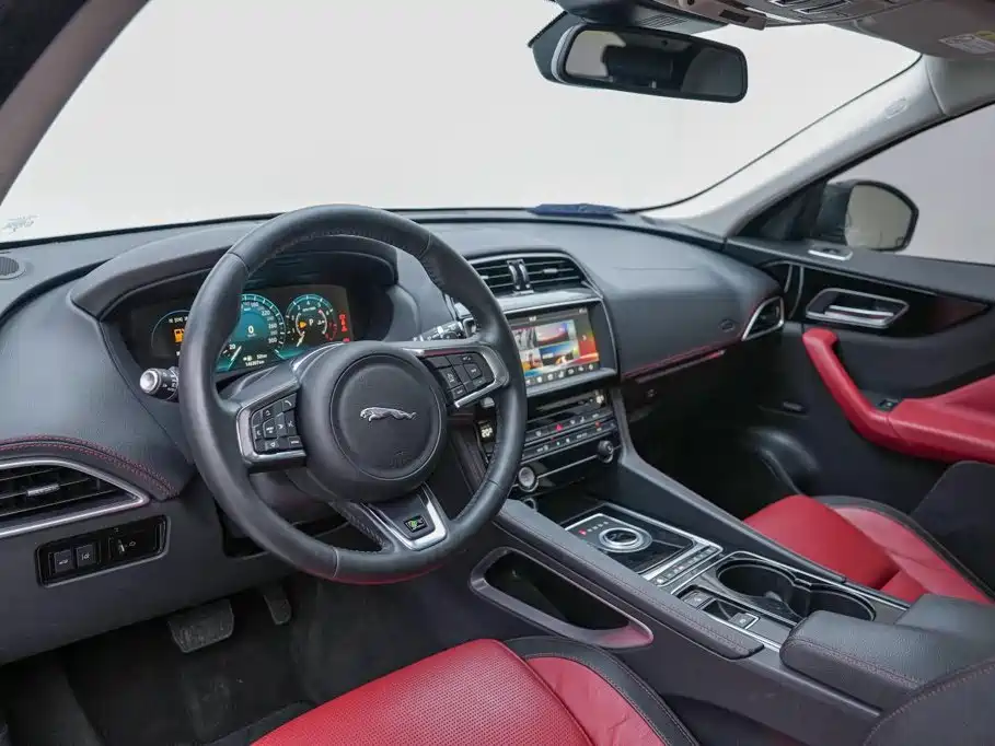 صورة 6 - Jaguar F-PACE