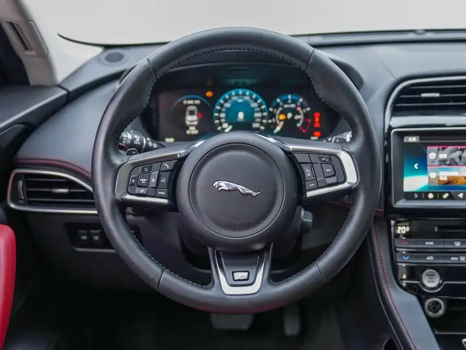 صورة 12 - Jaguar F-PACE