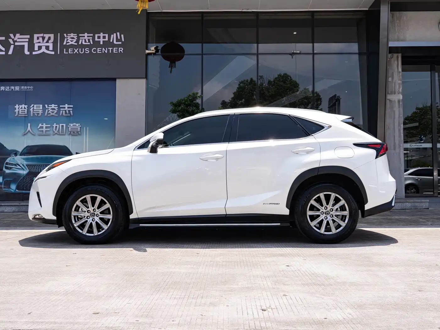 Фото 4 - Lexus NX