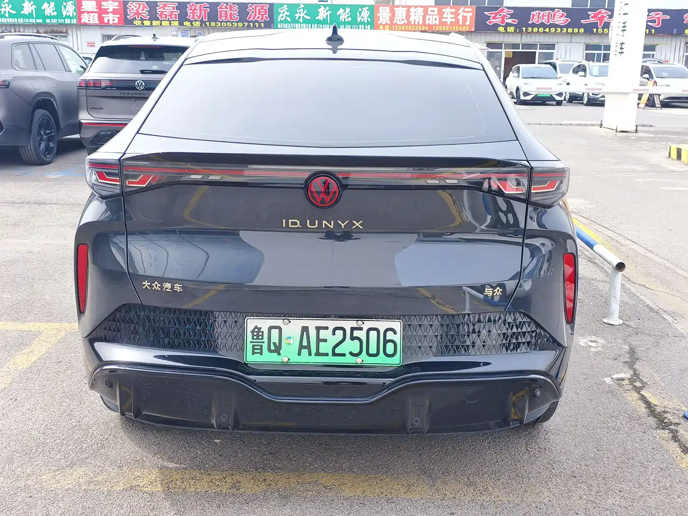 VOLKSWAGEN WITH THE CROWD 06