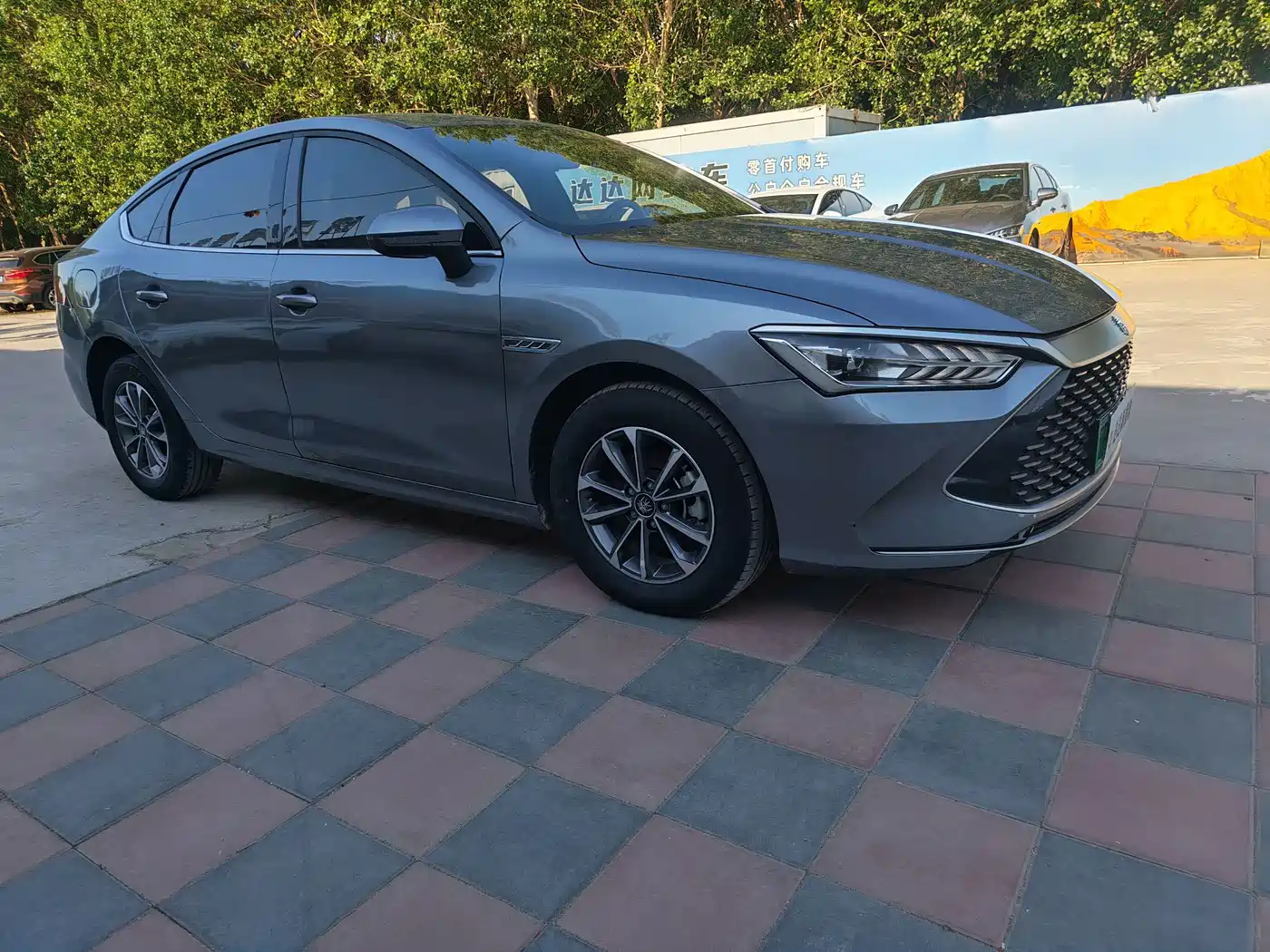 BYD Qin PLUS 2024 Glory Edition DM-i 55KM Leading фото 3