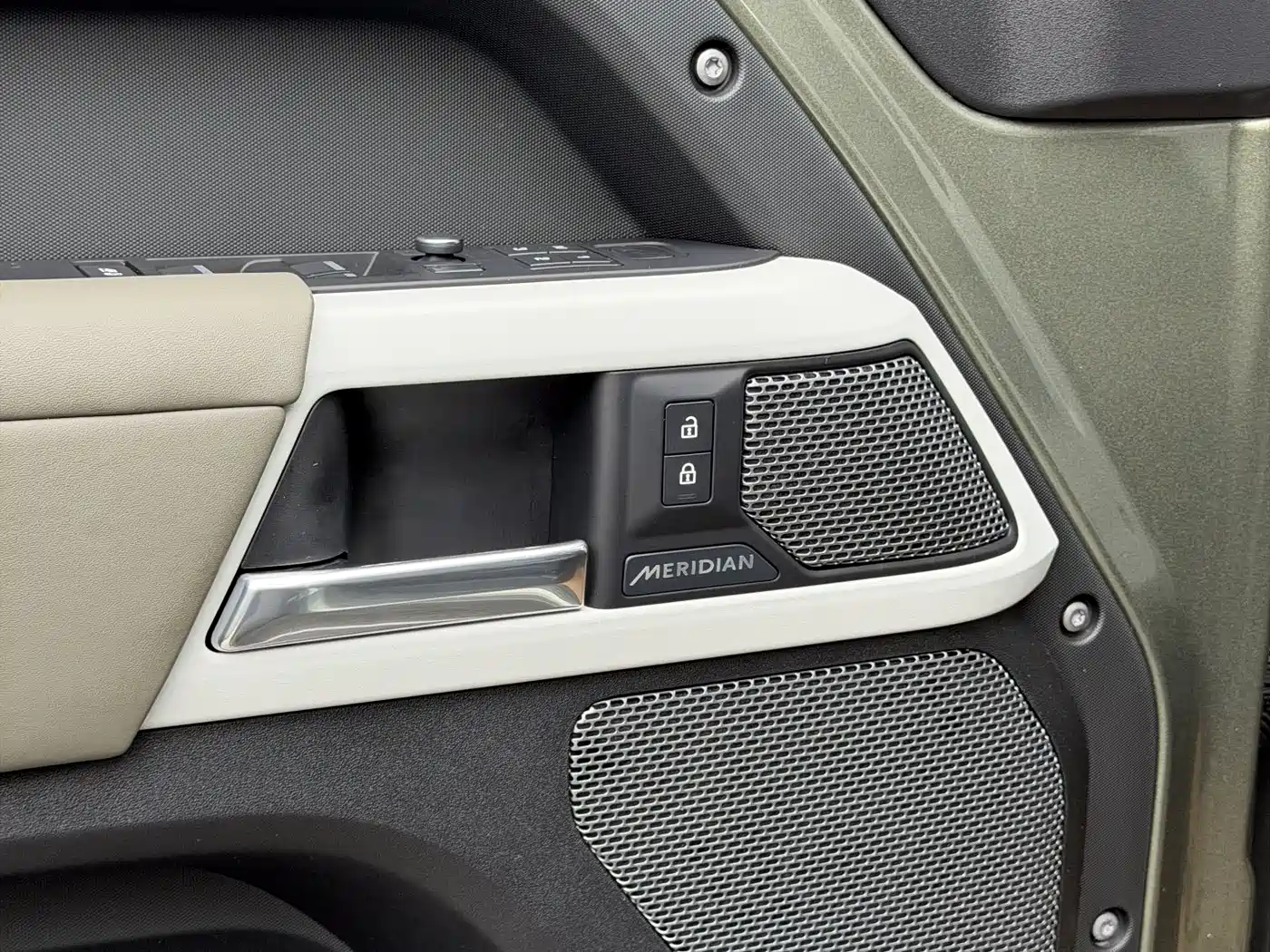 Land Rover Defender 2020 Model 110 P400 HSE фото 19