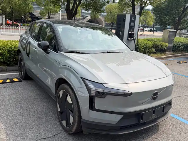 Volvo EX30 2025 RWD Long Range Ultra — фото 4