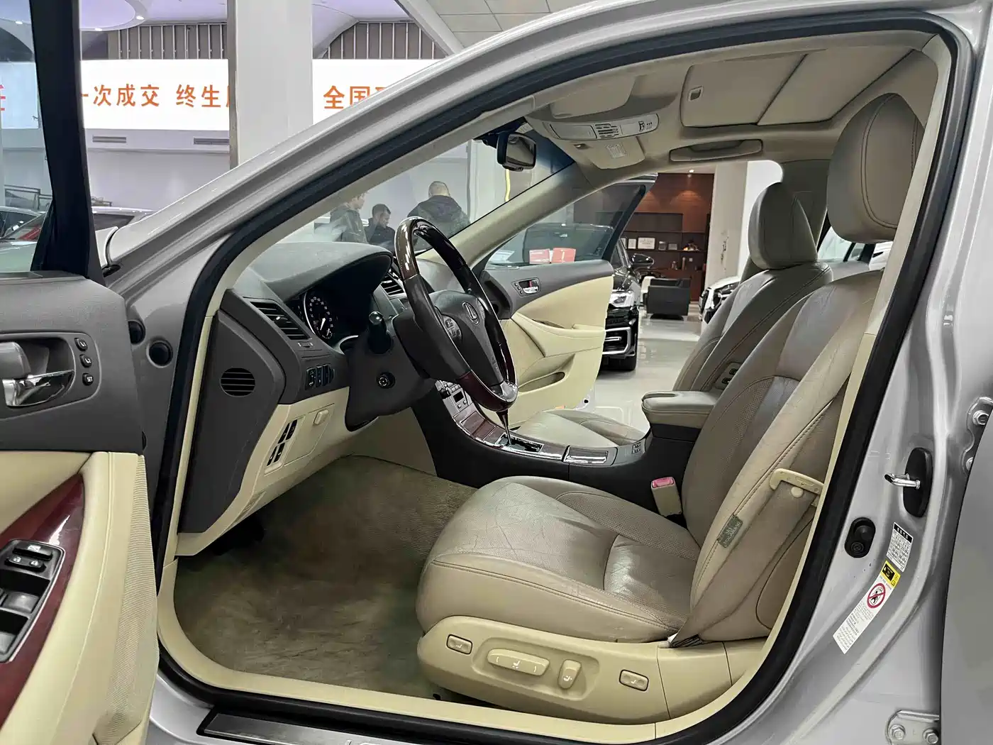 Фото 9 - Lexus ES