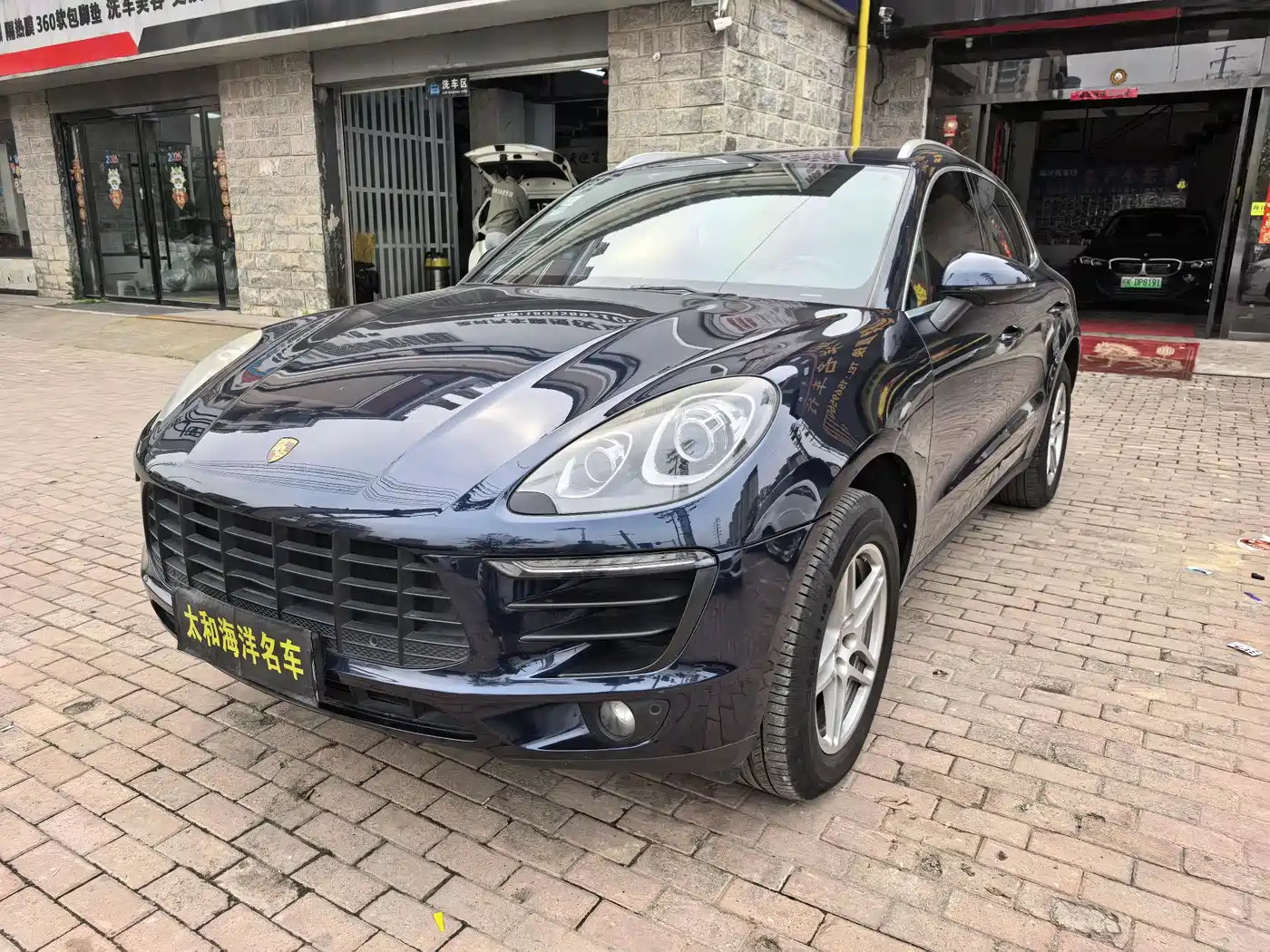 PORSCHE MACAN