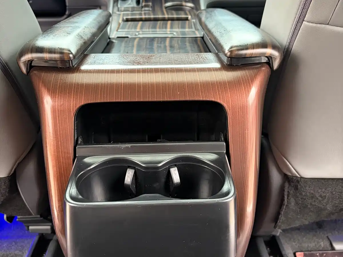 Фото 28 - Toyota Granvia