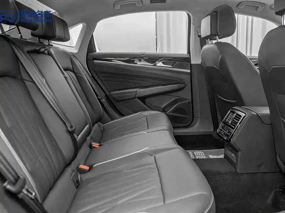 Volkswagen Passat 2022 330TSI Luxury Edition фото 16