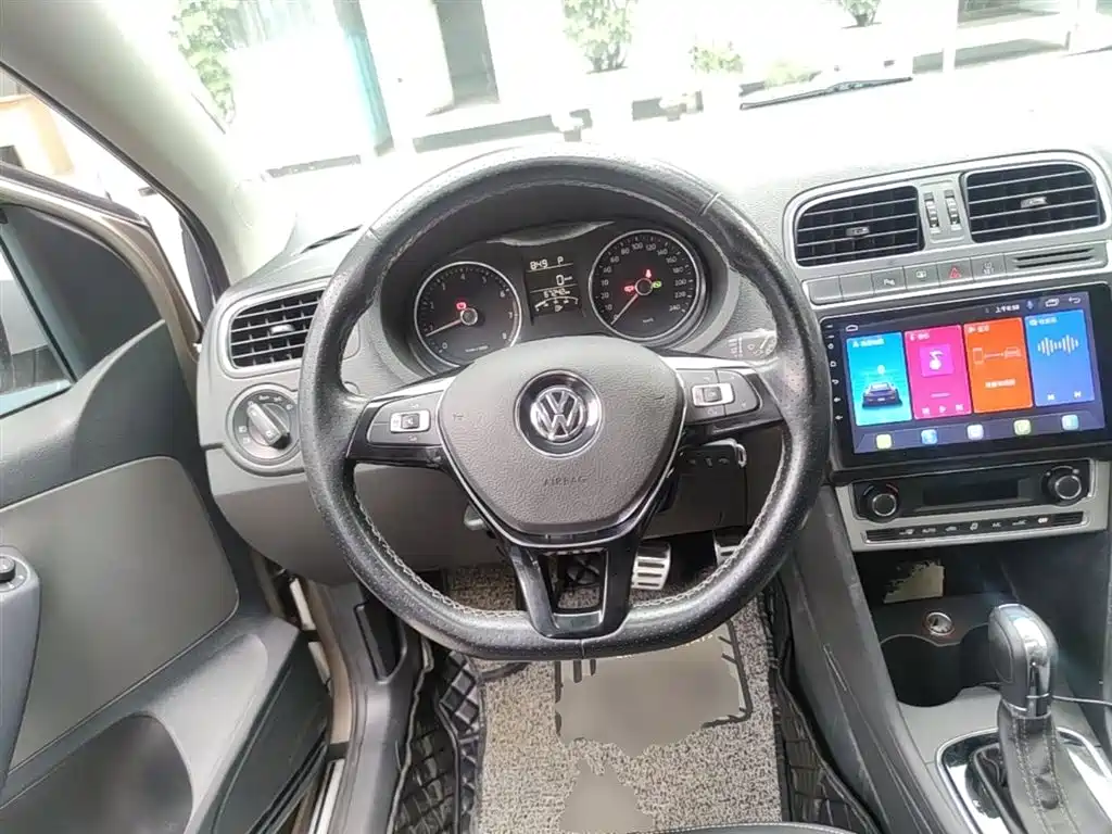 Volkswagen Polo 2014 1.6L Cross Polo Automatic фото 11