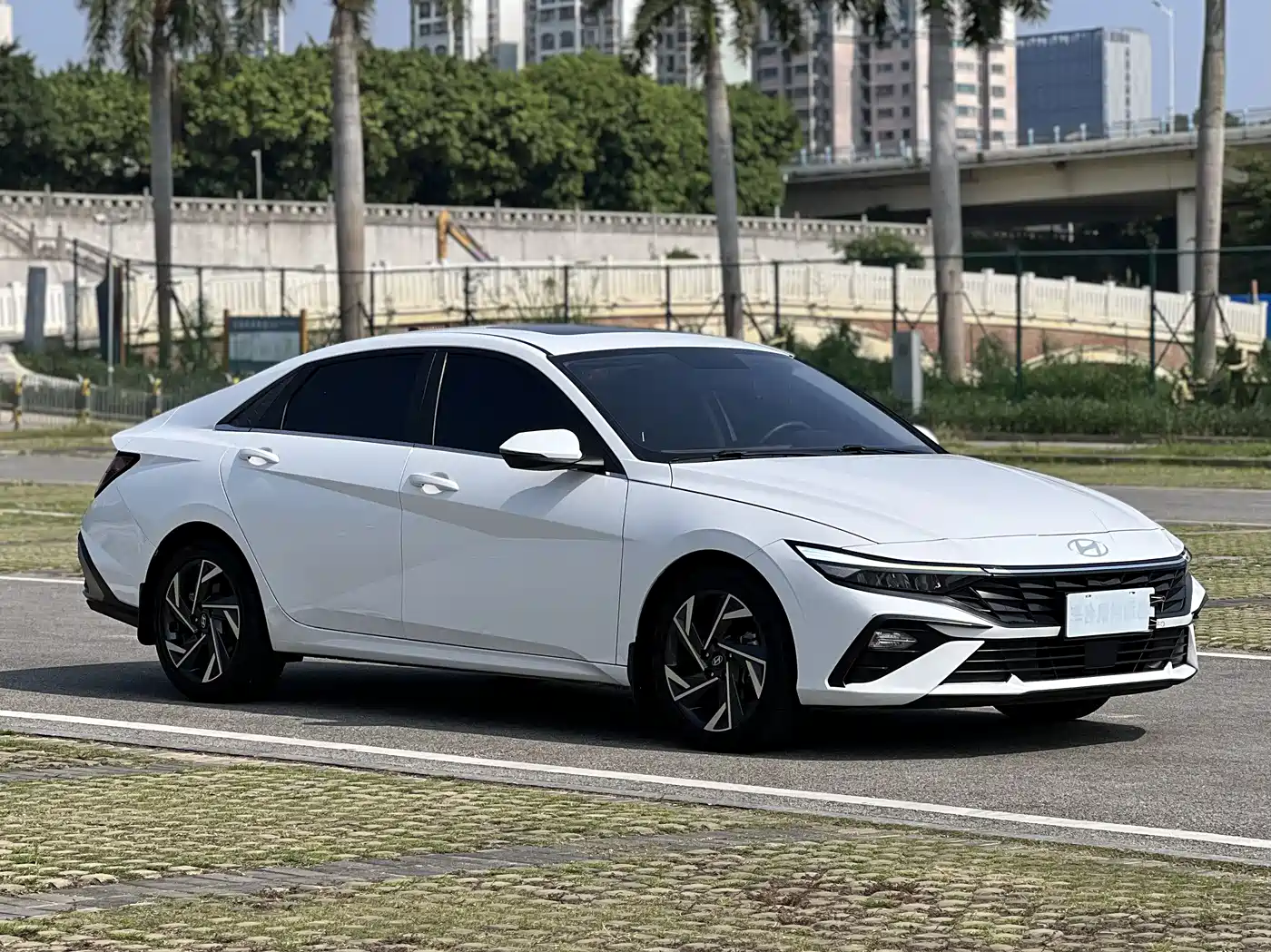 Hyundai Elantra 2023 1.5L CVT GLX Elite Edition фото 4