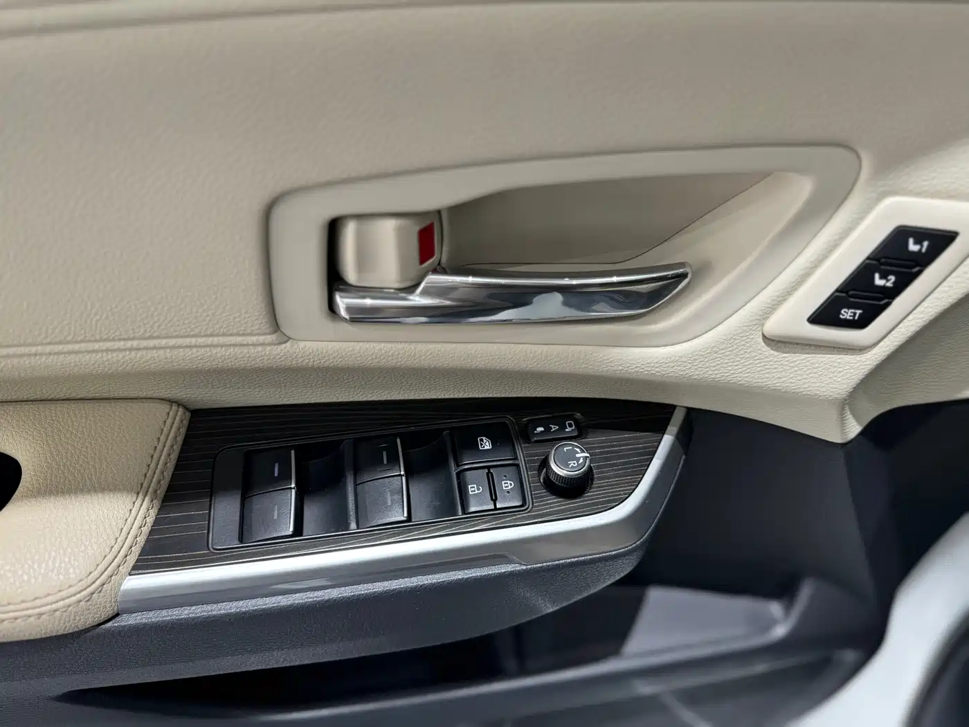 Toyota Granvia 2023 2.5L Hybrid VIP Edition фото 7