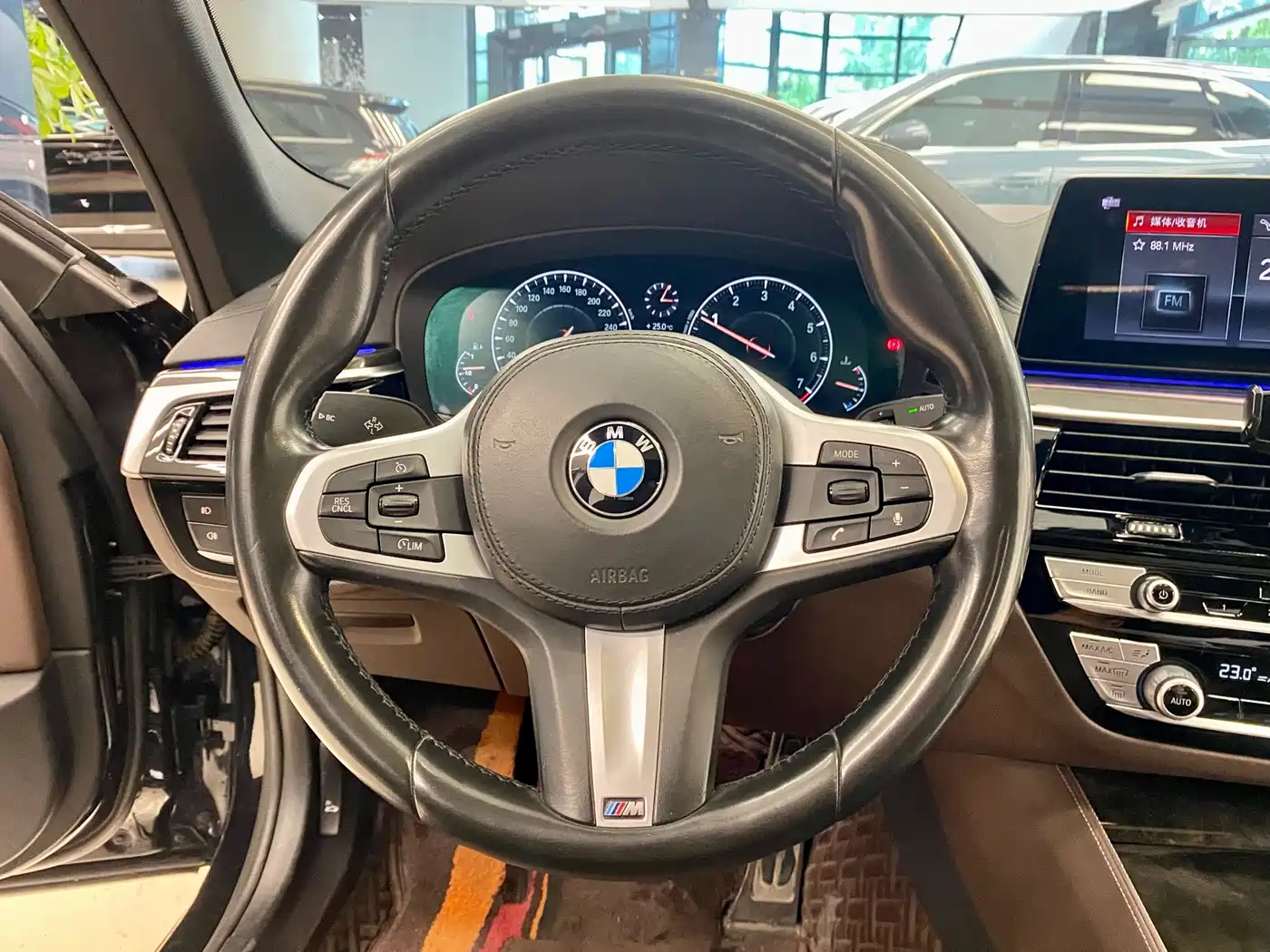 BMW 5 Series 2019 525Li M Sport Package фото 11