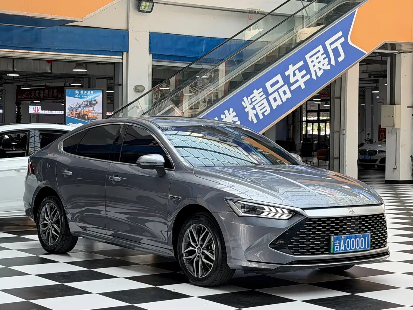 BYD Qin PLUS 2024 Glory Edition DM-i 120KM Leading фото 3