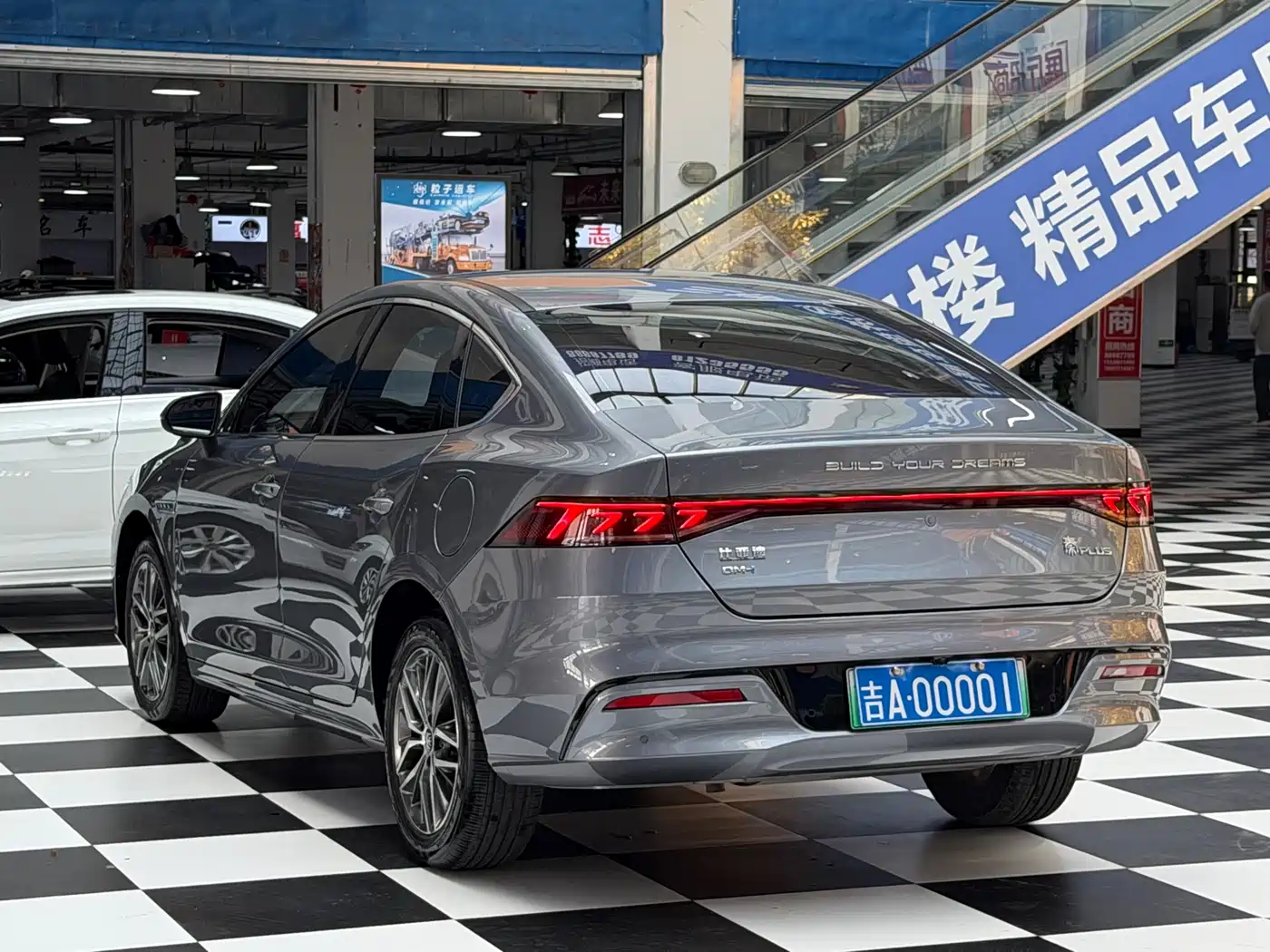 BYD Qin PLUS 2024 Glory Edition DM-i 120KM Leading фото 7