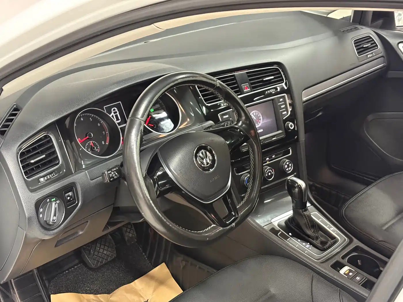 Volkswagen Golf 2017 230TSI Auto Comfort Millionth Anniversary Edition фото 10