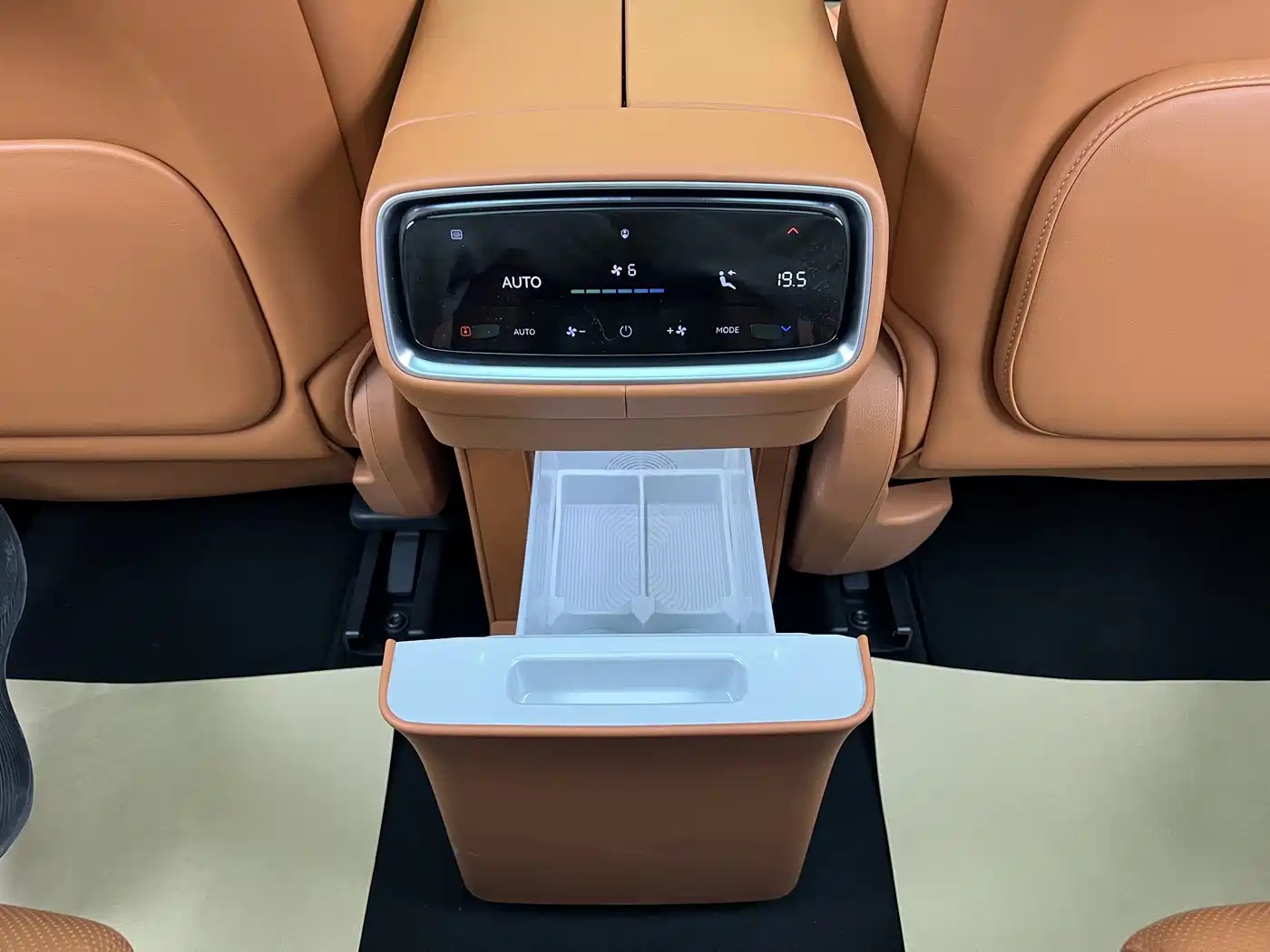 AITO Wenjie AITO M9 2024 Range Extender Max Edition 42kWh 6-seater фото 40