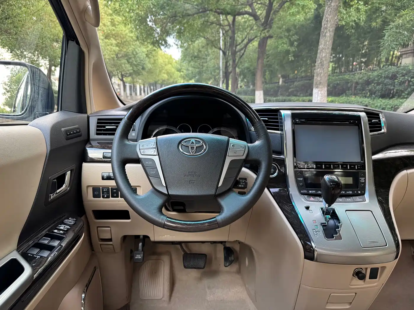 Toyota Alphard фото 13