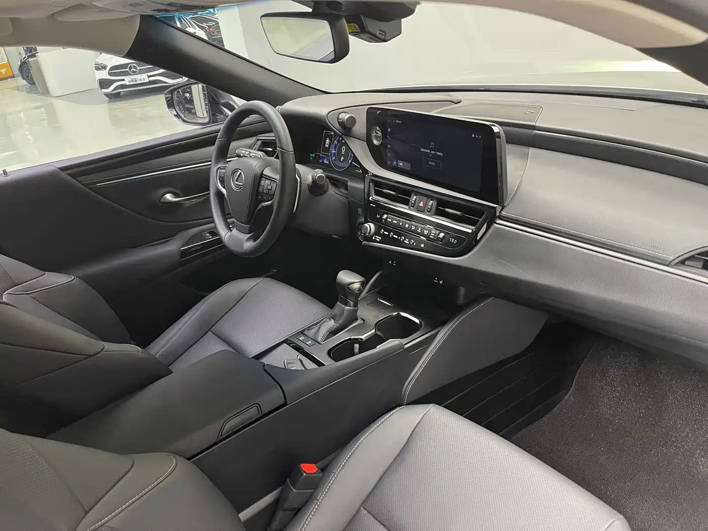 Фото 18 - Lexus ES