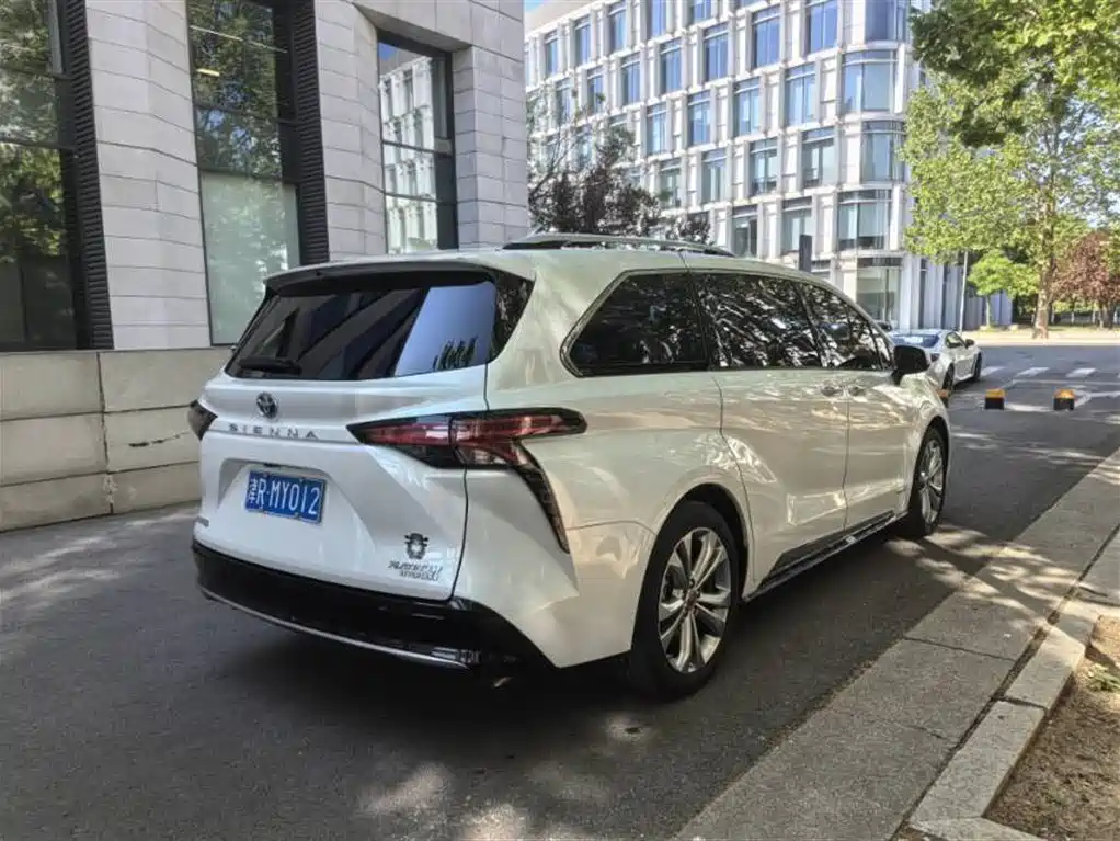 Toyota Sienna 2023 2.5L Hybrid Platinum Edition фото 4