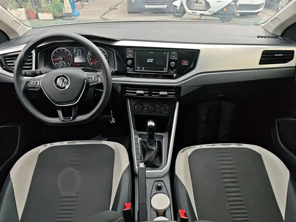 Volkswagen Polo 2019 Plus 1.5L Automatic Colorful Tech Edition фото 10