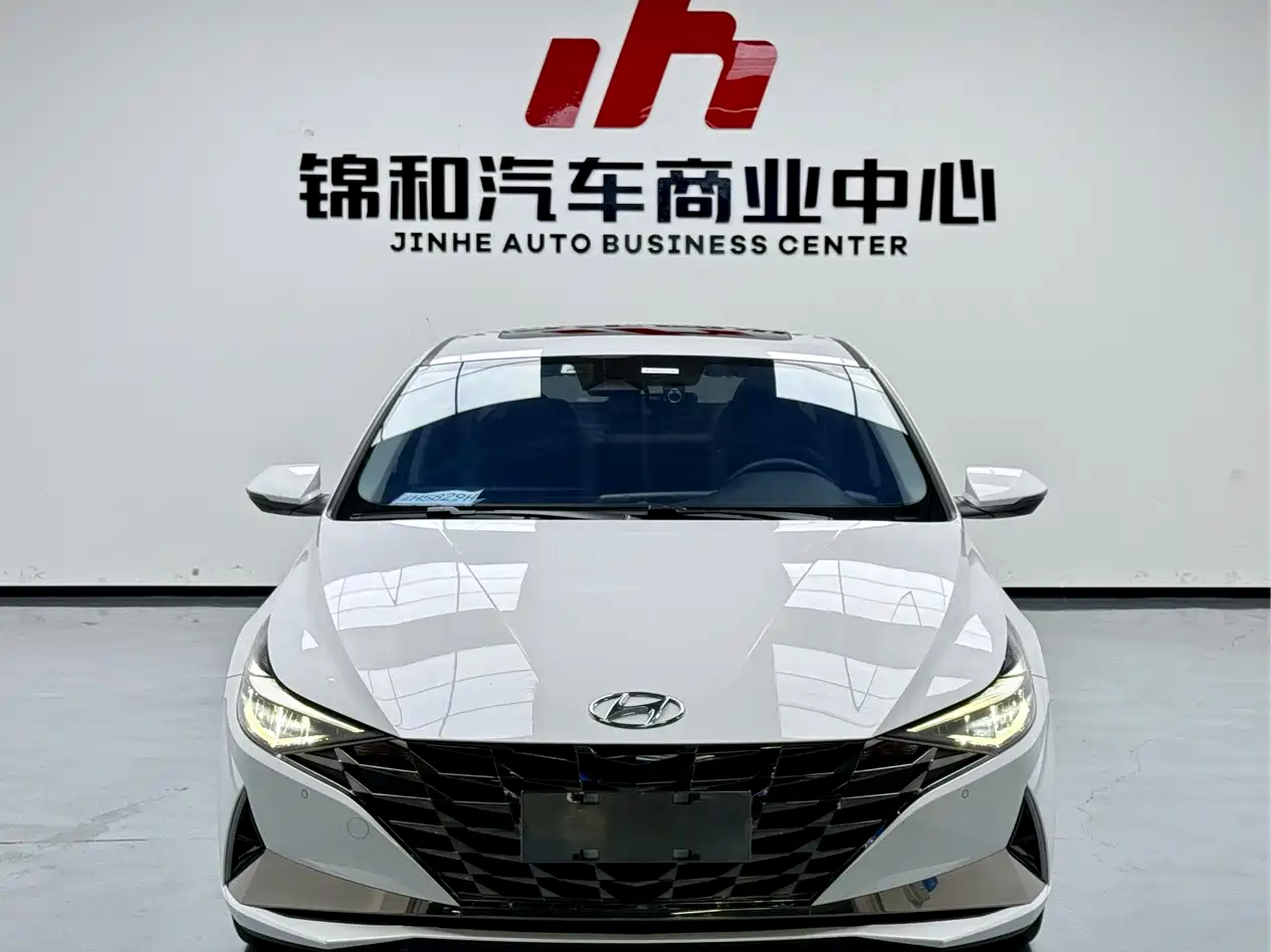 Hyundai Elantra 2022 1.5L CVT LUX Premium Edition фото 2