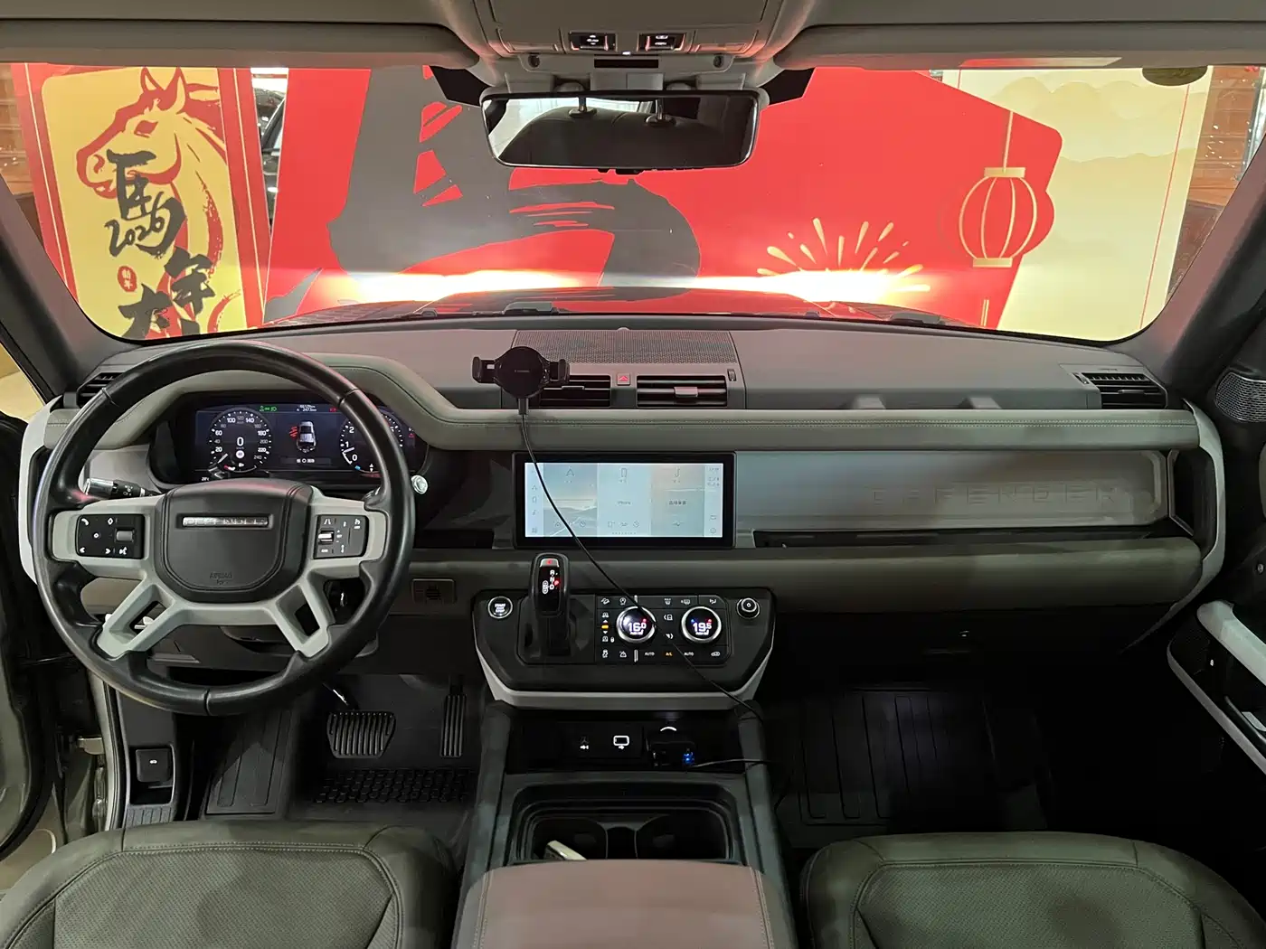 Land Rover Defender 2020 Model 110 P400 HSE фото 11