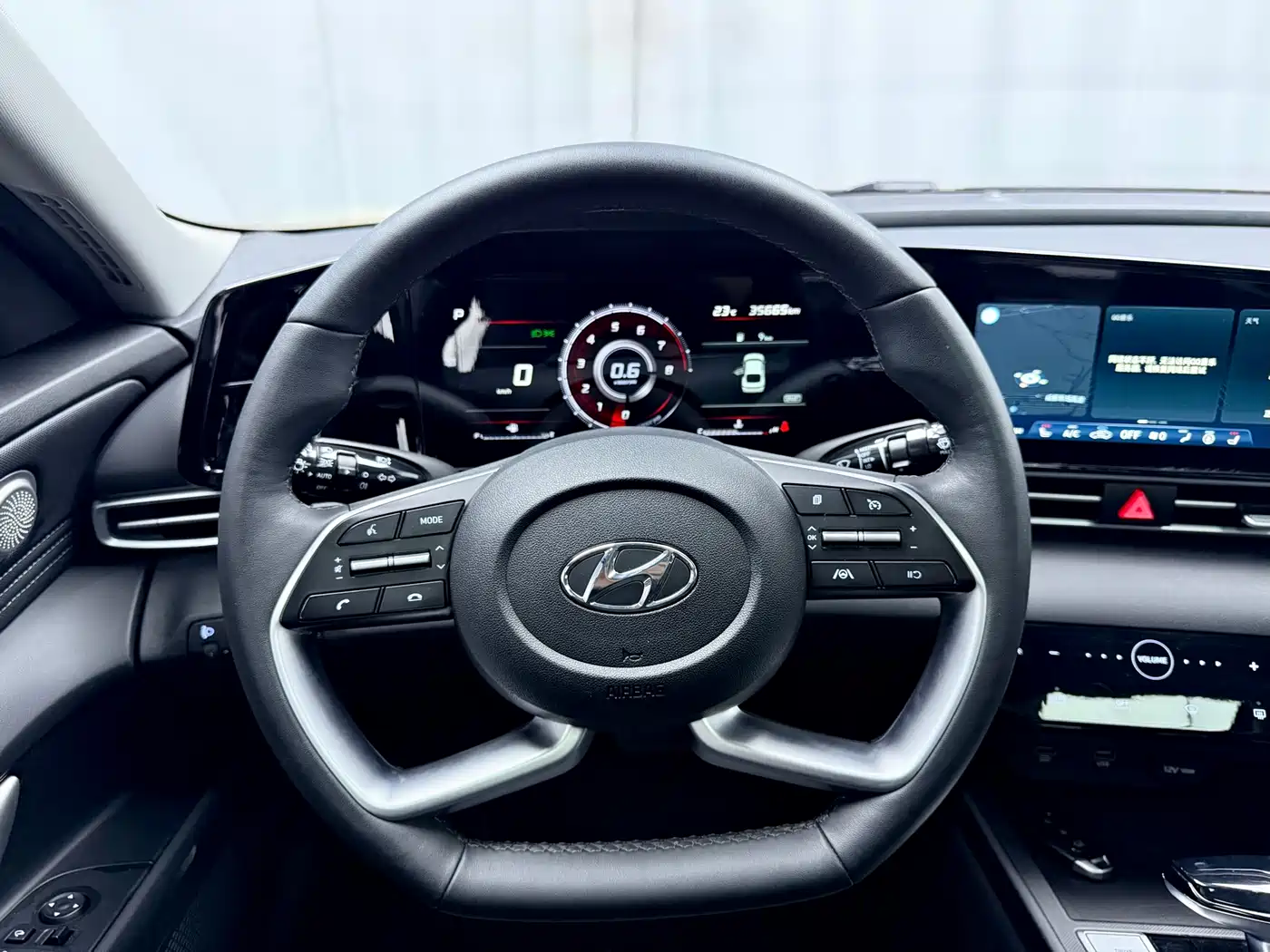 Hyundai Elantra 2022 1.5L CVT LUX Premium Edition фото 7