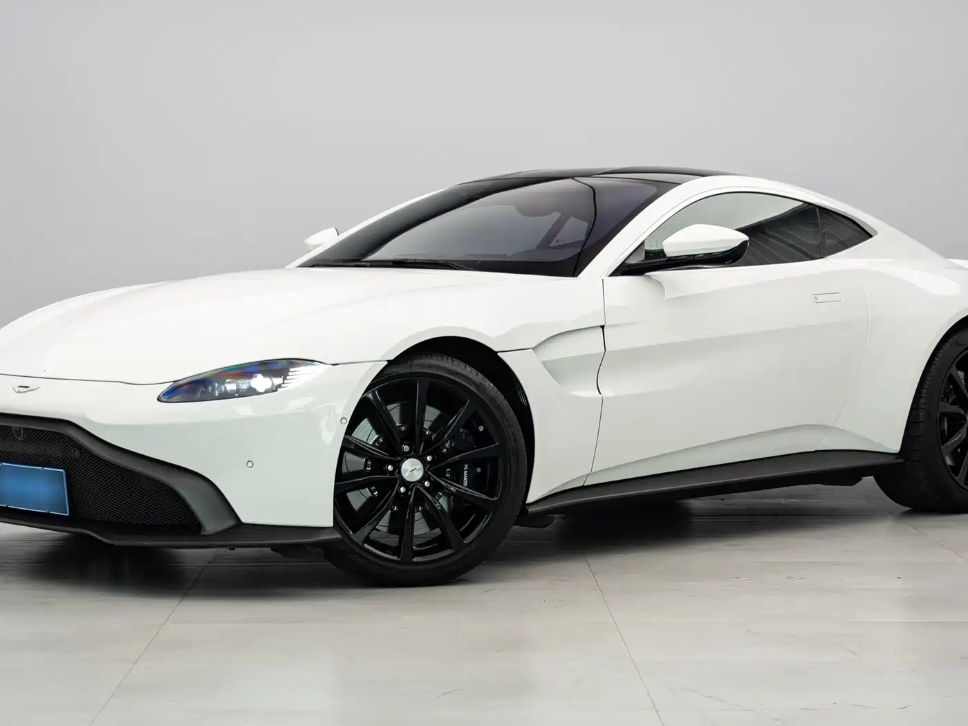 ASTON MARTIN V8 VANTAGE