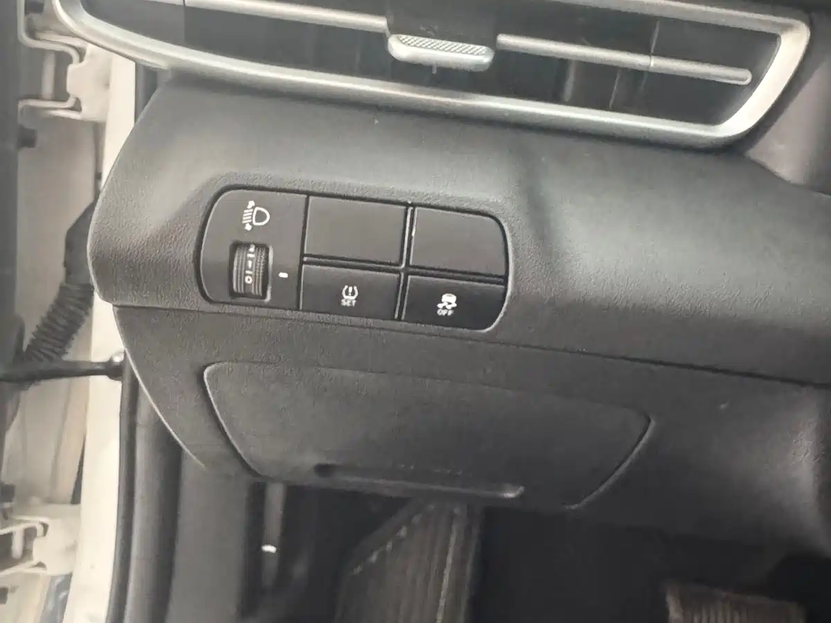 Hyundai Elantra 2023 Model 1.5L CVT LUX Premium Edition фото 13