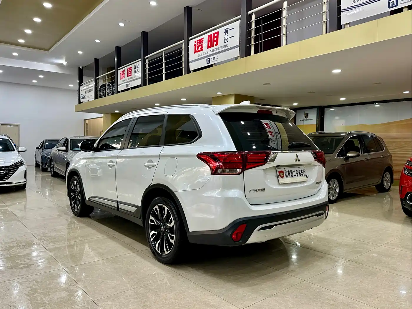 MITSUBISHI OUTLANDER